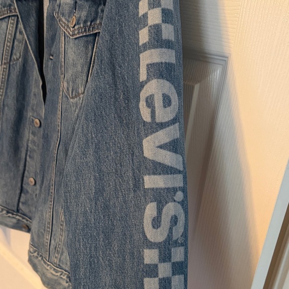 Levi's Denim Jacket with Tan Label - Picture 3 of 4